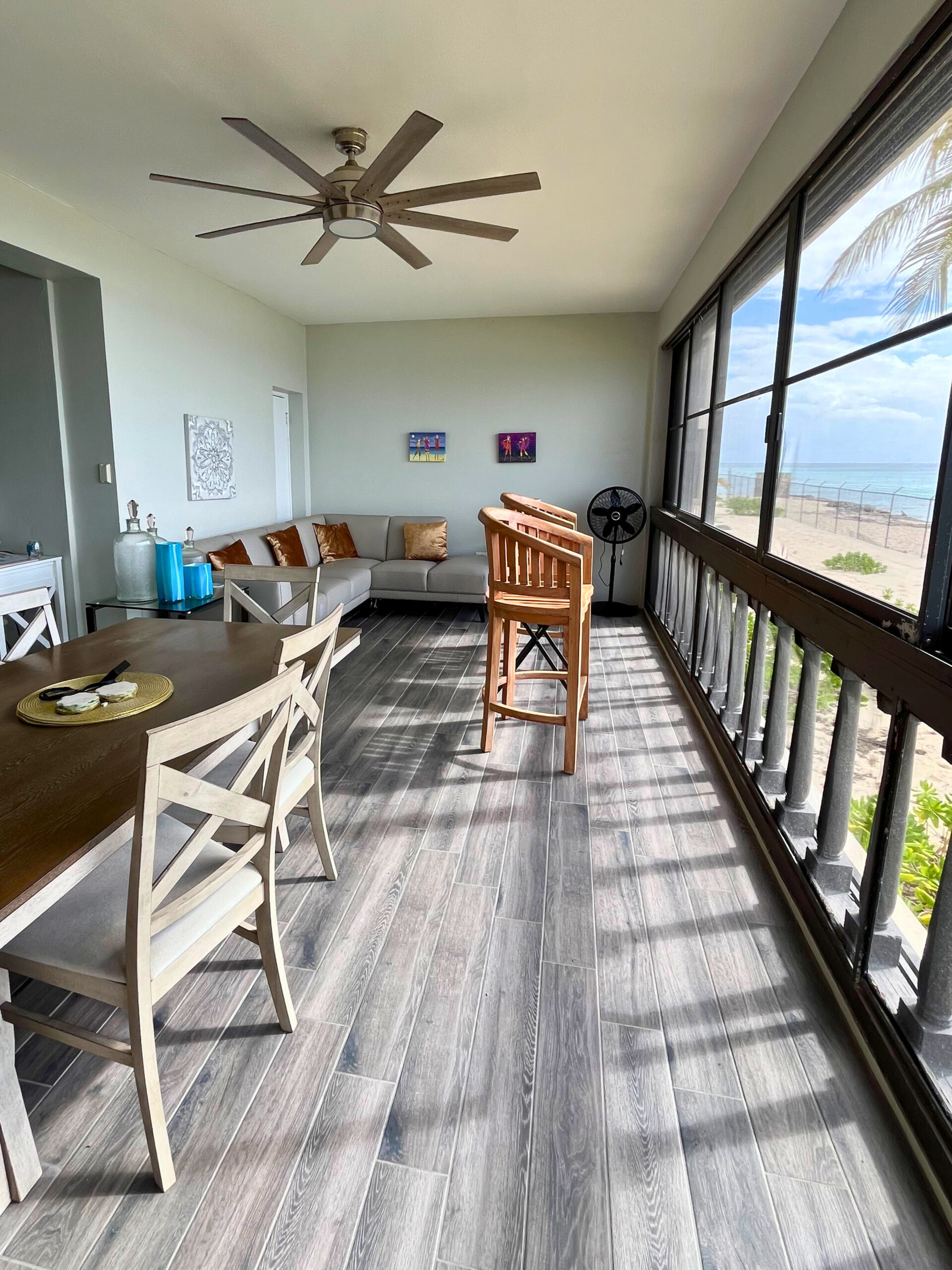 Leisure Daze int-ext - enclosed patio seating